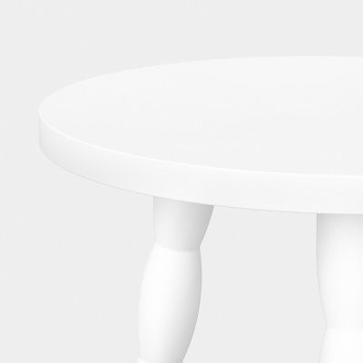Witte houten bijtafel met drie balvormige poten
